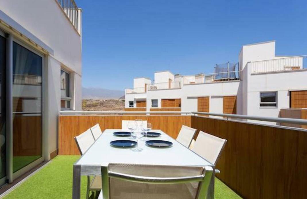 Sea View Apartment In El Medano With Pool & Private Parking Space Exterior photo